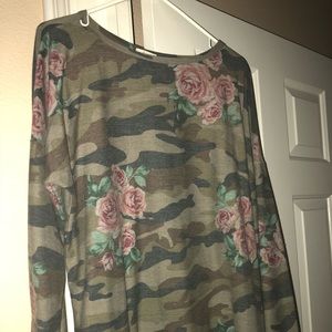 Camo and roses LS tee {L}